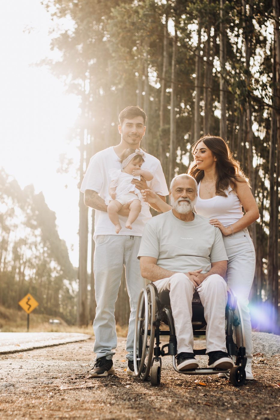Familia acompañando a un familiar en silla de ruedas al atardecer